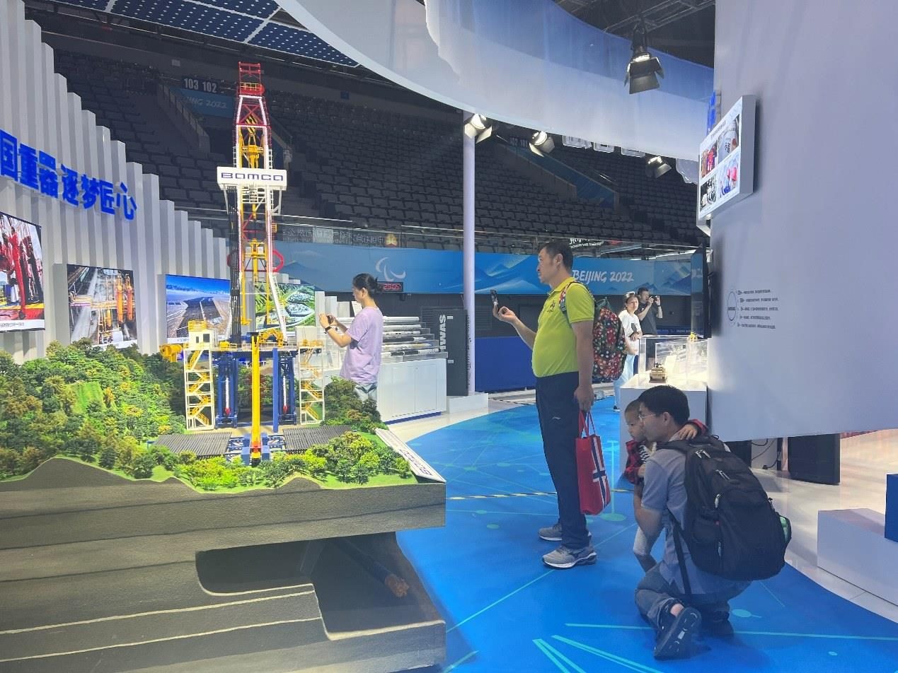 觀展群眾在國家體育館環(huán)境服務(wù)展區(qū)。人民網(wǎng) 歐陽易佳攝