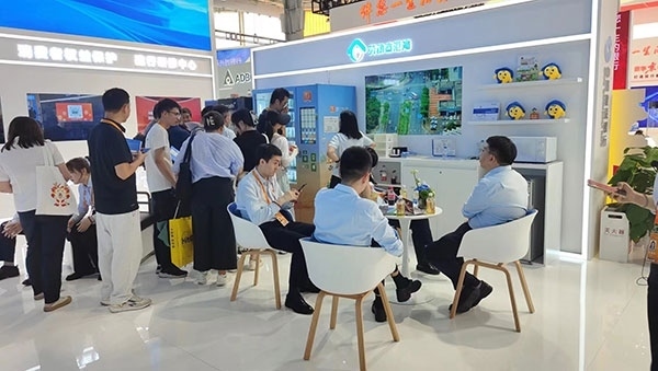 銀行機(jī)構(gòu)“勞動者港灣”的服務(wù)理念，吸引觀展群眾上前咨詢。人民網(wǎng)記者 李彤?dāng)z