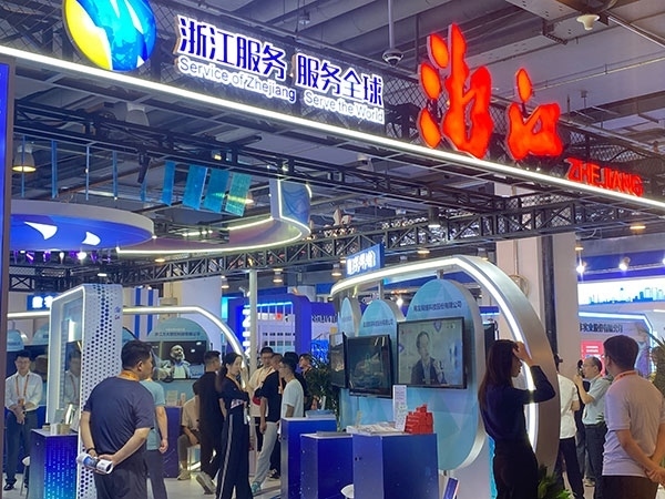 在浙江省交易團(tuán)展區(qū)，數(shù)字支付技術(shù)吸引了觀展群眾的目光。人民網(wǎng)記者 李彤?dāng)z