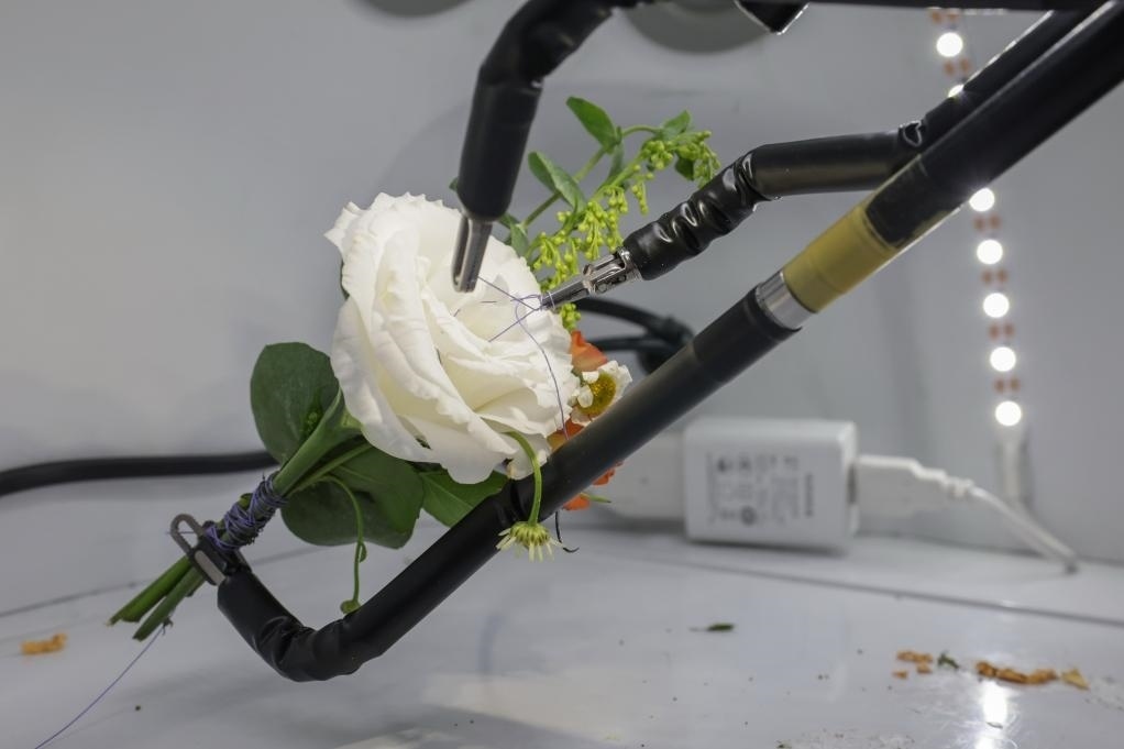 9月4日，在服貿(mào)會(huì)首鋼園區(qū)北京友誼醫(yī)院展臺(tái)，圖邁單臂腔鏡手術(shù)機(jī)器人用手術(shù)線打結(jié)。新華社記者 張玉薇 攝