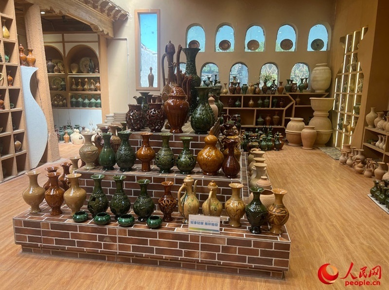 土陶展覽館內(nèi)展示的精美土陶制品。人民網(wǎng)記者 常雪梅攝