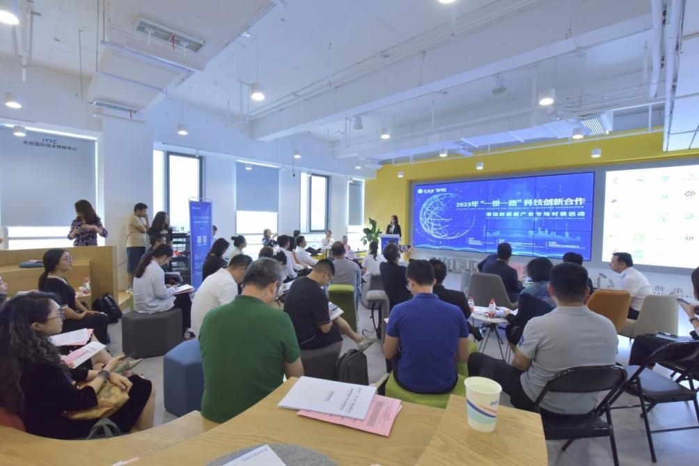 在天府國際技術(shù)轉(zhuǎn)移中心承辦的2023年“一帶一路”科技創(chuàng)新合作——泰國新能源產(chǎn)業(yè)專場對接活動(dòng)中，中泰企業(yè)機(jī)構(gòu)達(dá)成了合作意向。天府國際技術(shù)轉(zhuǎn)移中心供圖