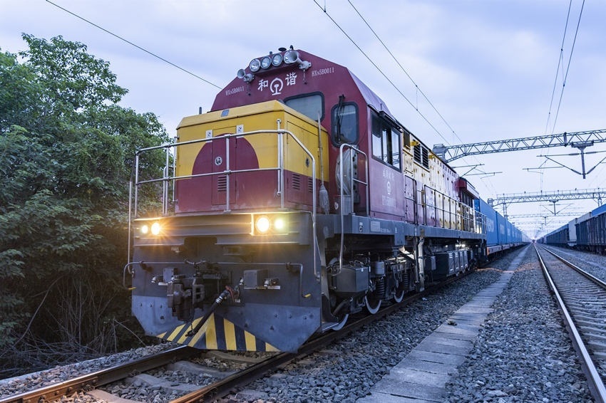 首趟中歐班列（成都）冷鏈專列到達(dá)成都國際鐵路港。青白江區(qū)委宣傳部供圖