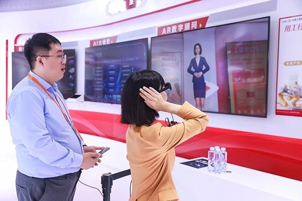 在工商銀行展臺，數(shù)字員工“工曉伴”與觀展游客互動。受訪者供圖