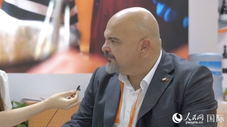 塞浦路斯首席經(jīng)濟(jì)商務(wù)參贊歐陽路接受記者采訪。人民網(wǎng) 王禹蘅攝