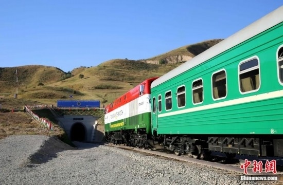 2016年8月24日，塔吉克斯坦“瓦赫達(dá)特-亞灣”鐵路通車。這是絲綢之路經(jīng)濟帶框架下首個開工并建成的鐵路項目，具標(biāo)志性意義。圖為火車進入由中鐵十九局集團有限公司承建的隧道。文龍杰 攝