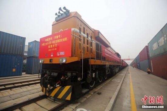 2021年7月5日，中國—上海合作組織地方經(jīng)貿(mào)合作示范區(qū)（簡稱“上合示范區(qū)”）前往塔吉克斯坦首都杜尚別的首班中歐班列（齊魯號）“上合快線”發(fā)出，從上合示范區(qū)青島多式聯(lián)運中心啟程，為中國及日本、韓國等周邊國家和地區(qū)與塔吉克斯坦經(jīng)貿(mào)往來提供了全新的物流解決方案。胡耀杰 攝