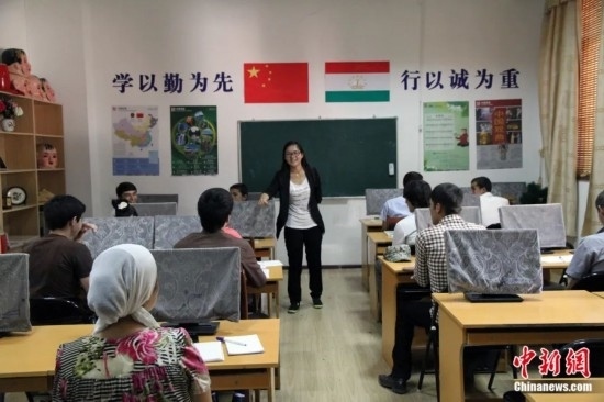 2014年，塔吉克斯坦國立民族大學(xué)的孔子學(xué)院內(nèi)，教師正在為塔吉克斯坦學(xué)生授課。田冰 攝