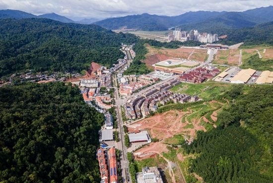 磨憨口岸俯瞰，右前方高層白色建筑群為老撾境內(nèi)。人民網(wǎng)記者 符皓攝