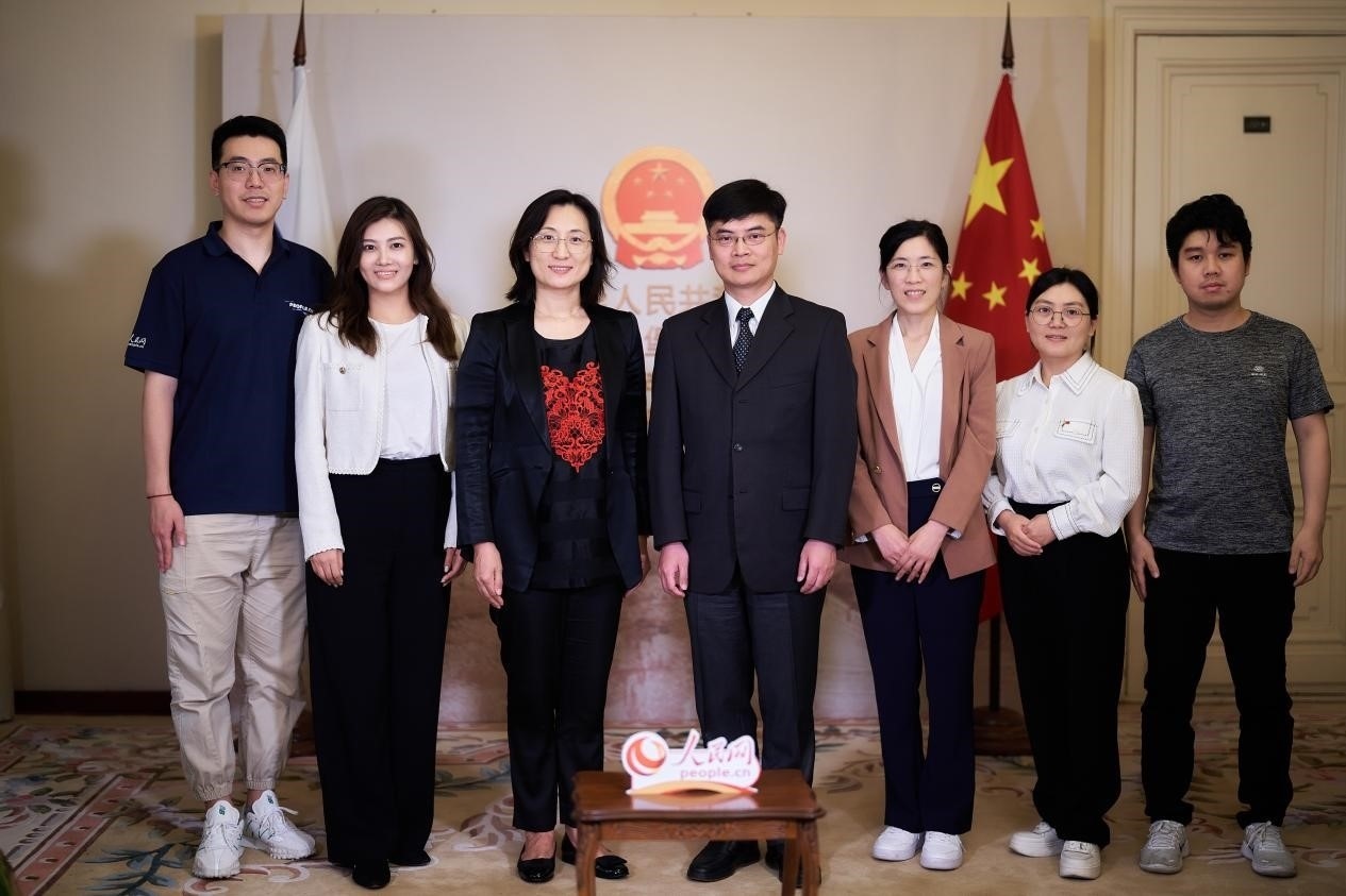 中國(guó)駐圣彼得堡副總領(lǐng)事張曉慶（左四）與人民網(wǎng)記者合影。