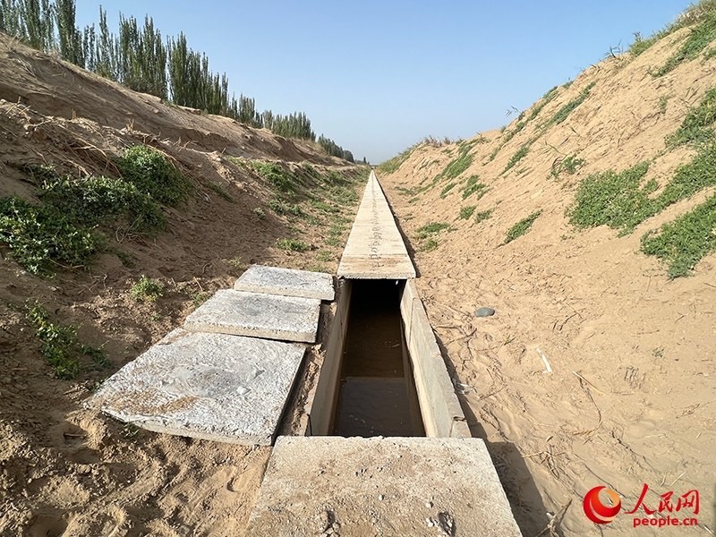 打開蓋板，可見水在寬一米、深一米的渠道內(nèi)暢通流過。人民網(wǎng)記者 常雪梅攝