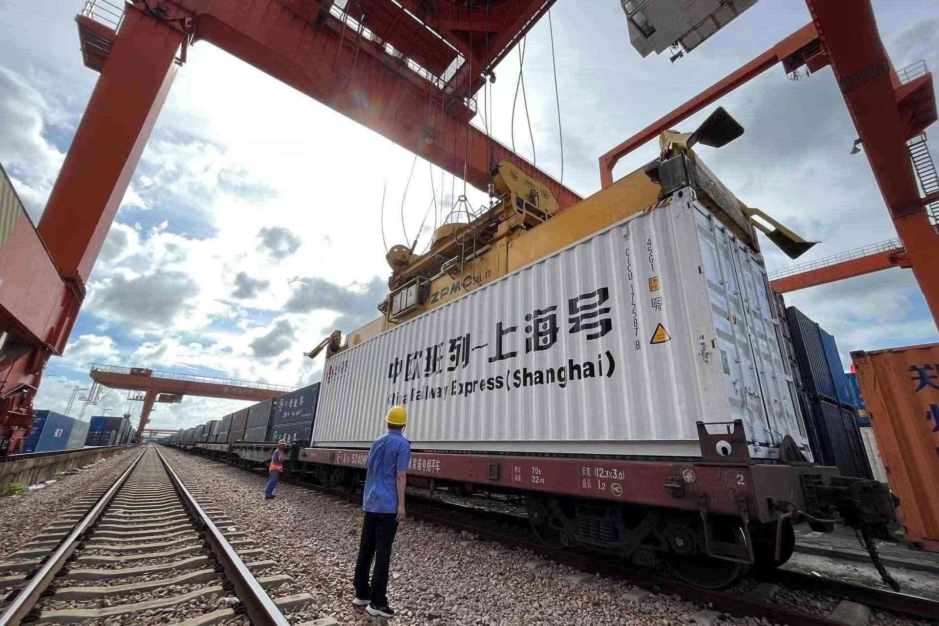 鐵路上海貨運(yùn)中心閔行站貨場內(nèi)，吊機(jī)在貨運(yùn)員的監(jiān)裝下進(jìn)行裝車落箱作業(yè)。人民網(wǎng) 皇甫萬里攝