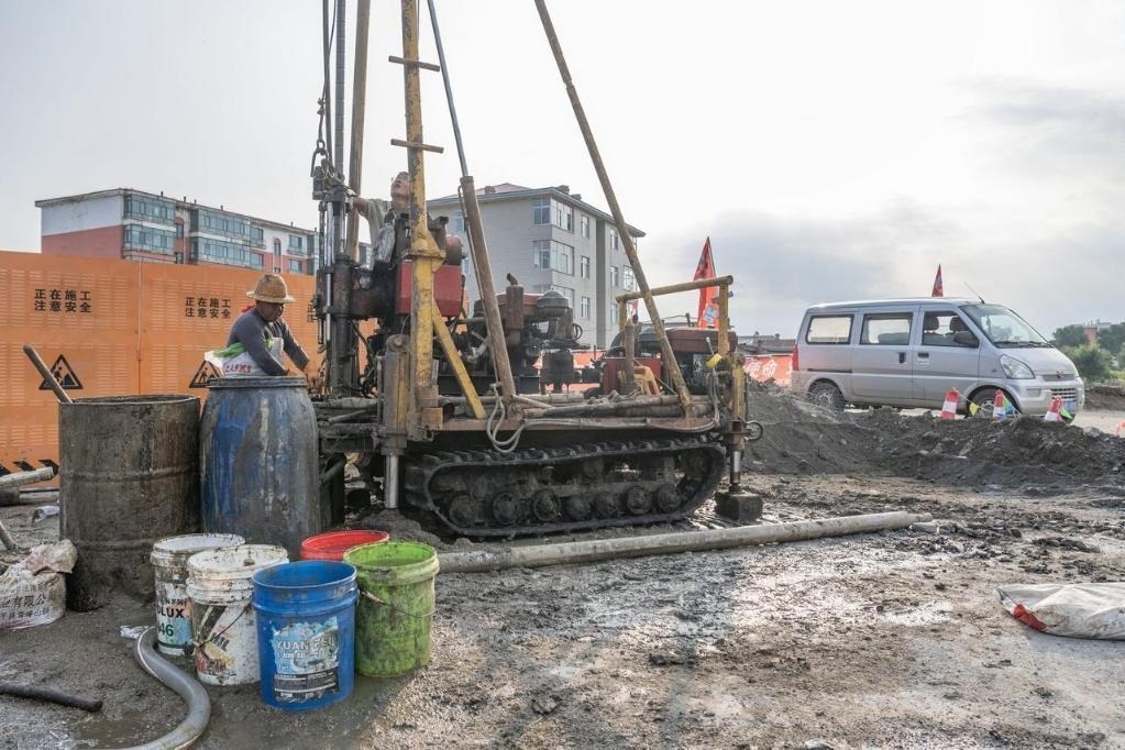 近日，在黑龍江省尚志市老街基鄉(xiāng)，施工人員正在作業(yè)。新華社記者 謝劍飛 攝