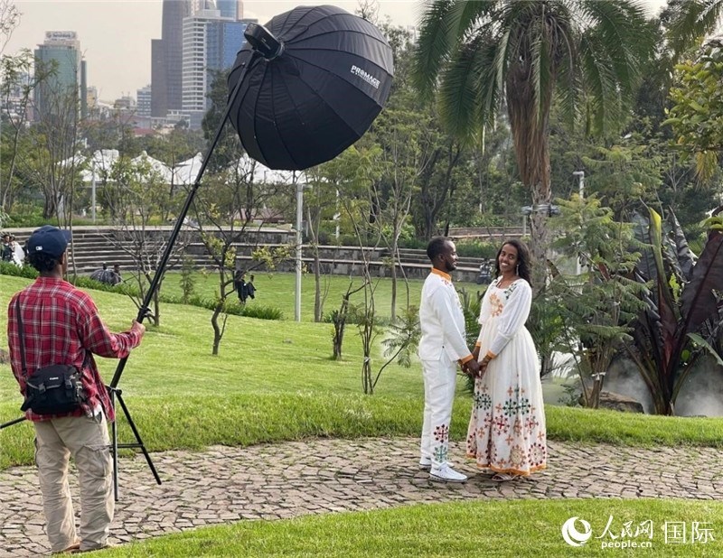 一對(duì)新人在友誼廣場(chǎng)拍照。人民網(wǎng)記者 趙艷紅攝