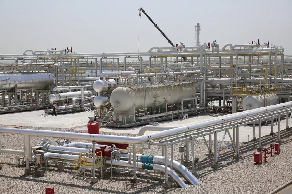 圖為位于伊拉克米桑省阿瑪拉市，由中國石油、道達(dá)爾、馬來西亞石油合資建設(shè)的哈法亞油田油氣處理站。中國石油哈法亞公司/供圖