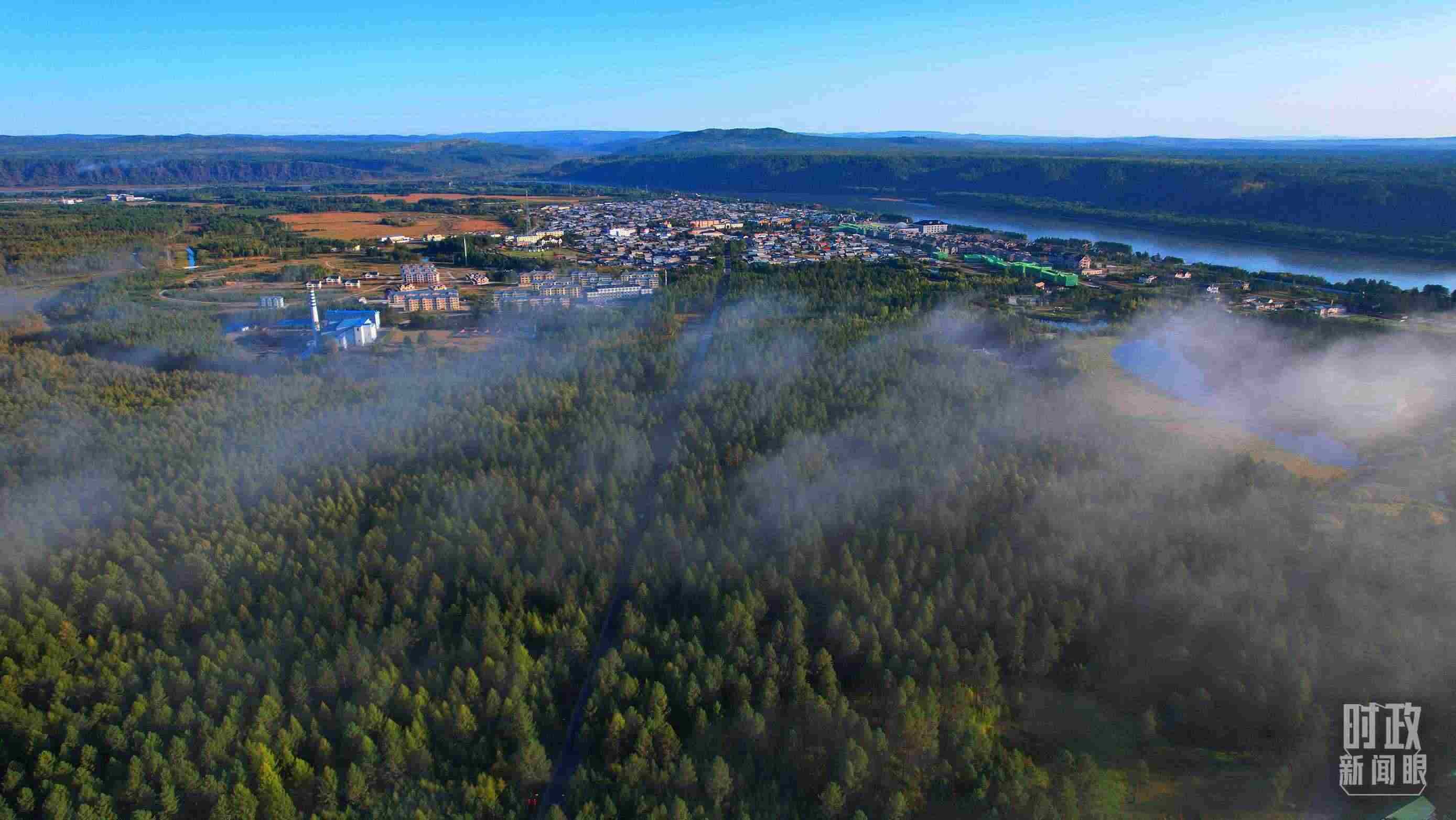 △薄霧籠罩的漠河林場(chǎng)。（總臺(tái)央視記者范凱拍攝）