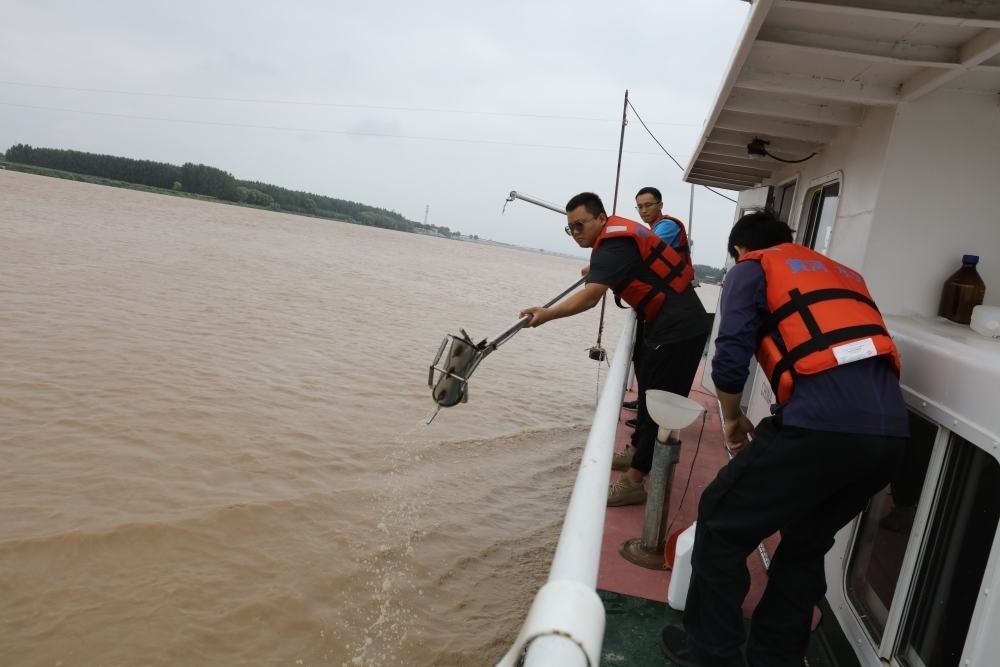 2023年6月29日，調(diào)水調(diào)沙期間，黃河下游利津水文站工作人員在進(jìn)行取沙作業(yè)。新華社記者 劉詩平 攝