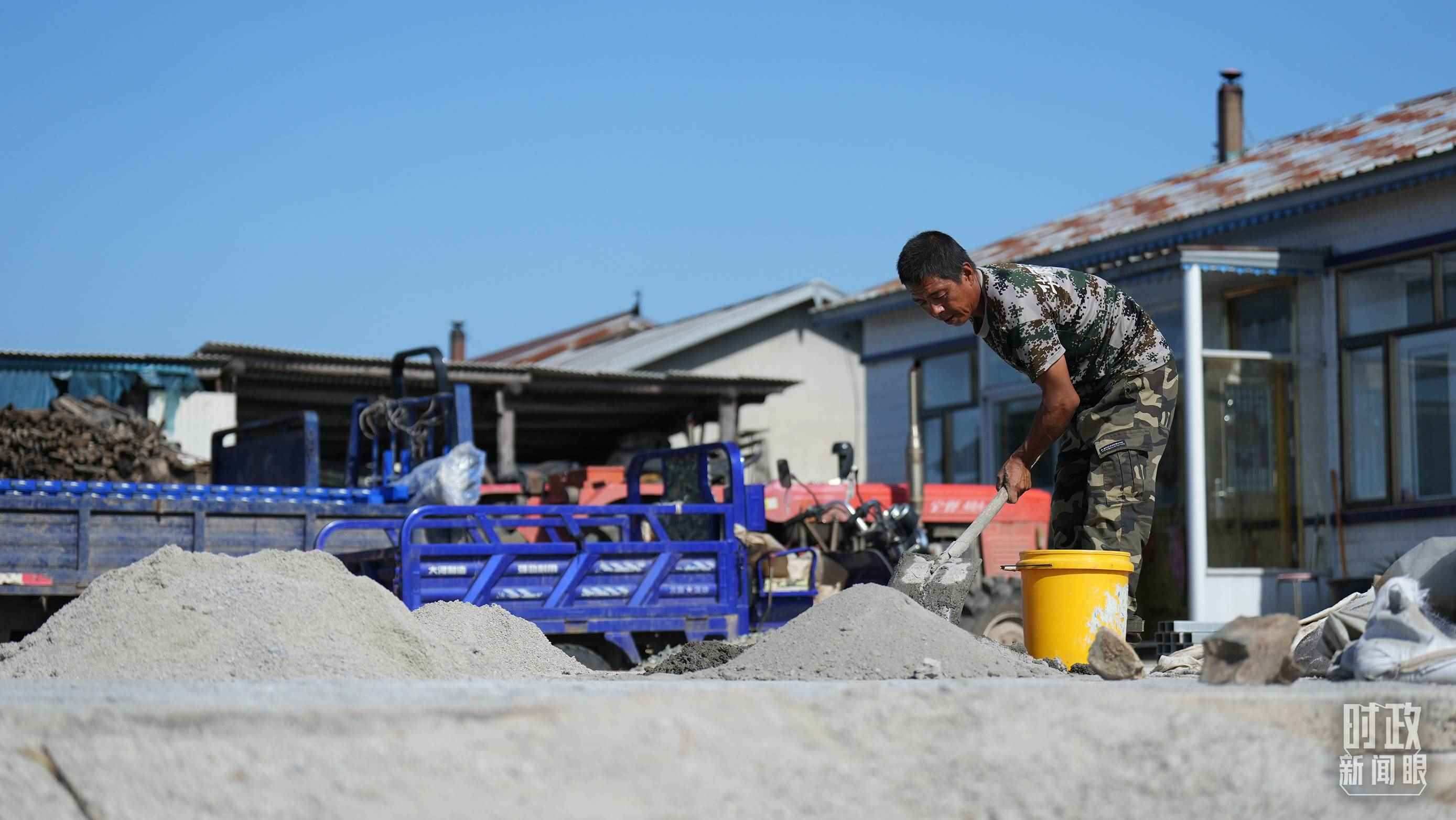 △龍王廟村的災(zāi)后恢復(fù)重建正加緊推進(jìn)。（總臺(tái)國(guó)廣記者李晉拍攝）