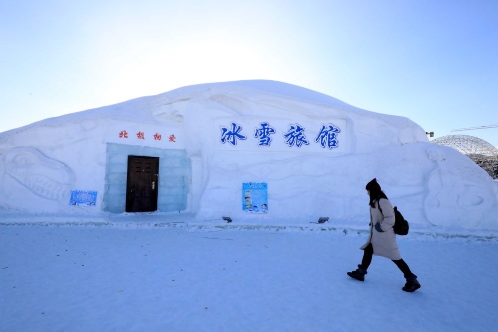 游客從北極村冰雪旅館的一個房間前走過（2018年1月31日攝）。