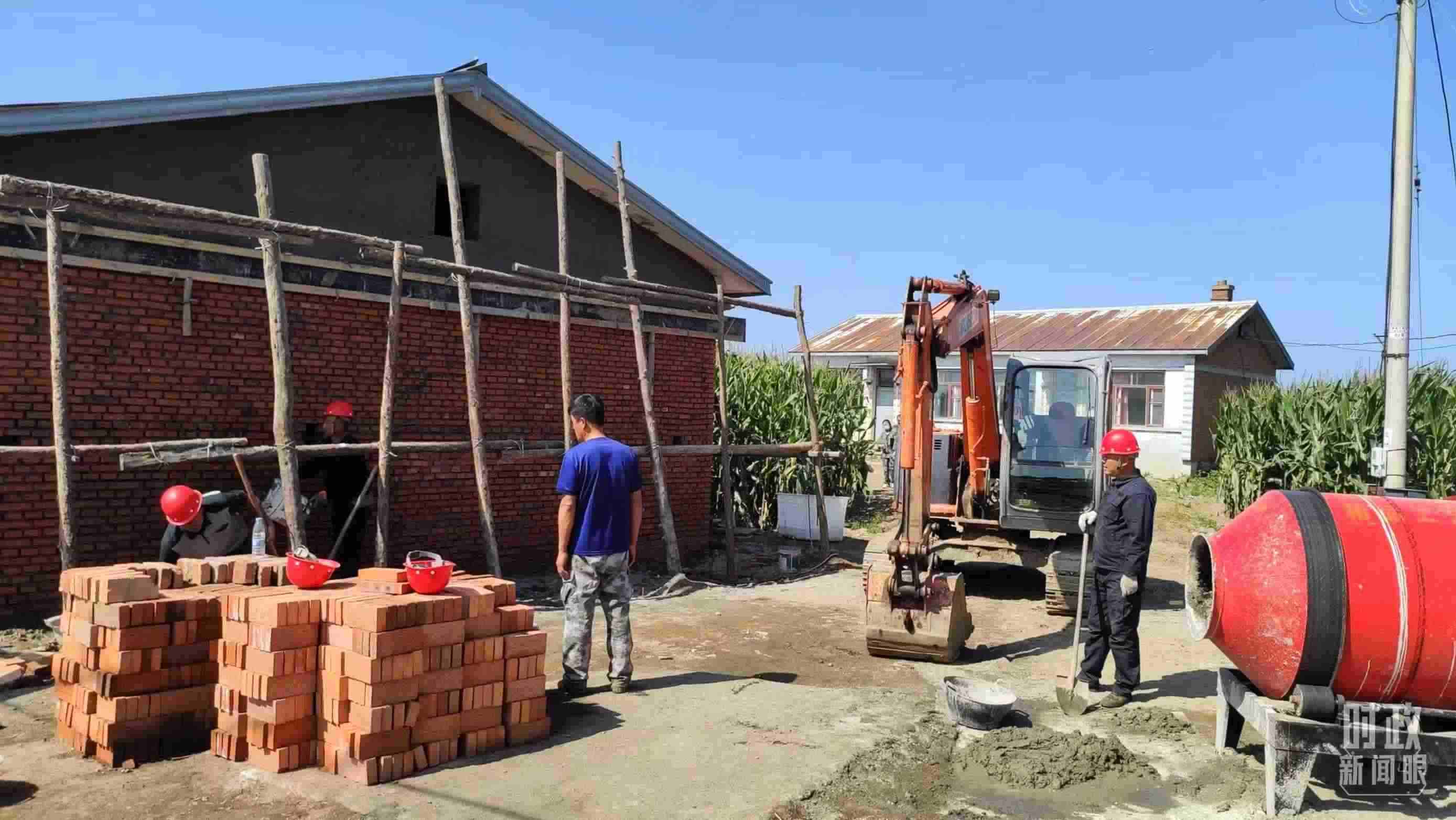 △村民正在修繕被損的房屋。（總臺(tái)央視記者薛冠南拍攝）