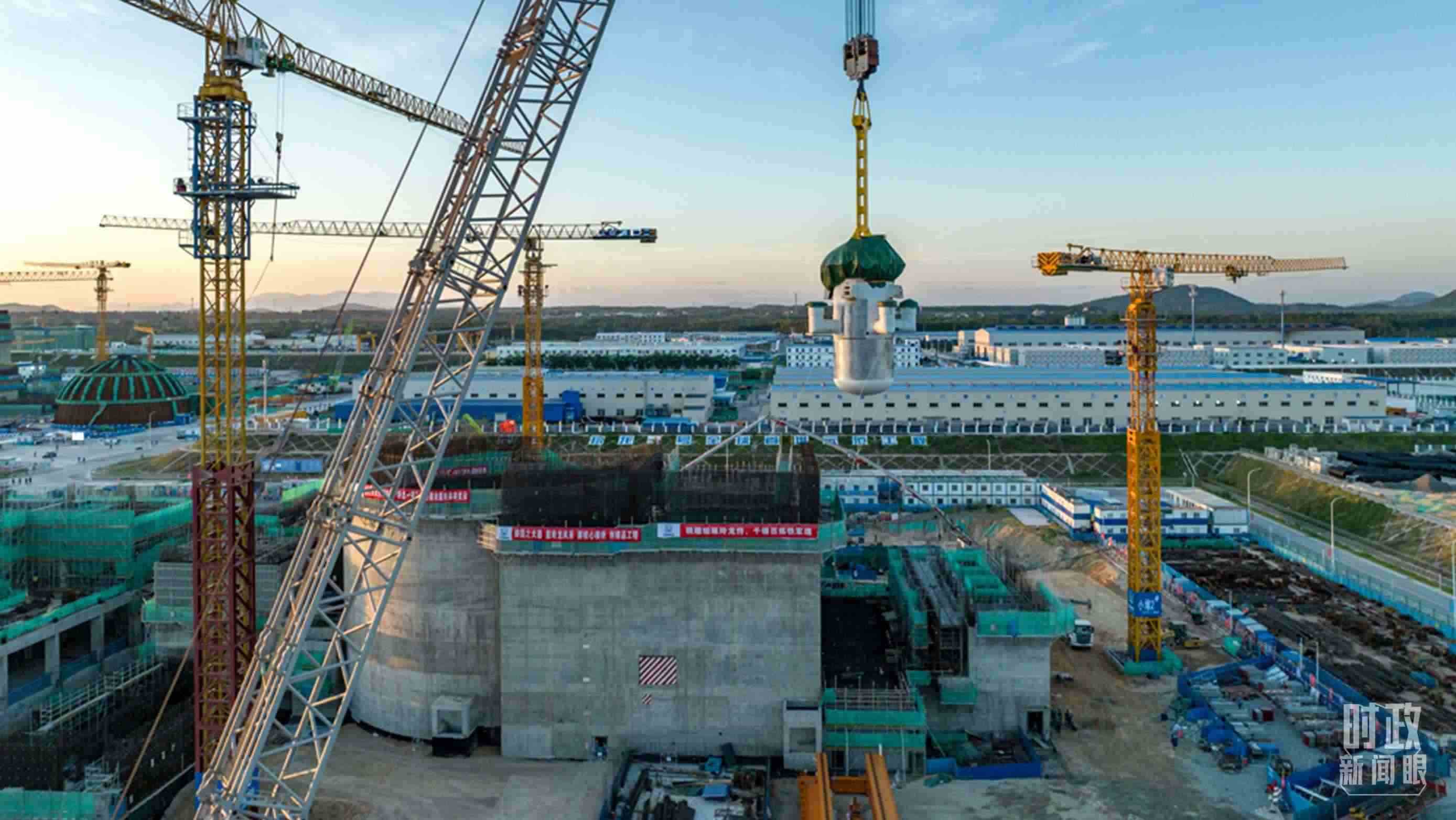 △8月10日，由中國(guó)第一重型機(jī)械股份公司承制的玲龍一號(hào)反應(yīng)堆核心模塊“玲龍之心”成功吊裝。（圖/國(guó)務(wù)院國(guó)資委網(wǎng)站）