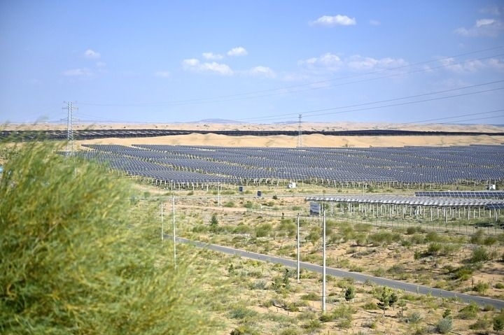這是2023年8月24日拍攝的內(nèi)蒙古鄂爾多斯市達(dá)拉特光伏基地。新華社記者 賀書琛 攝