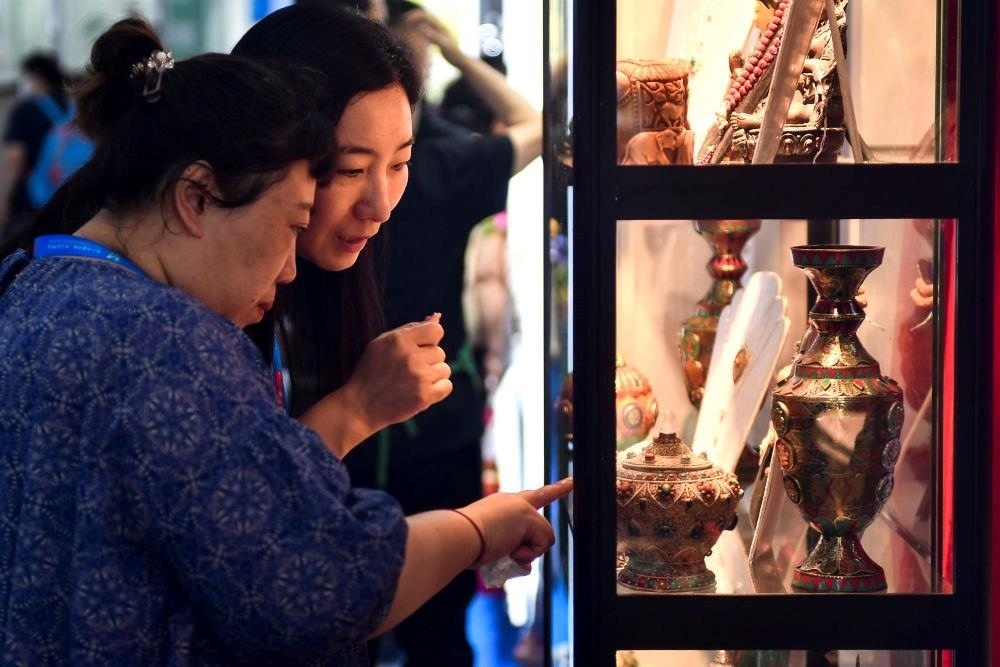 △2023年8月24日，參觀者在第十四屆中國—東北亞博覽會(huì)現(xiàn)場選購尼泊爾特色商品。