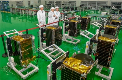 △2022年10月17日，位于吉林長春的長光衛(wèi)星技術(shù)股份有限公司科研人員在衛(wèi)星總裝測試大廳進(jìn)行相關(guān)測試工作。