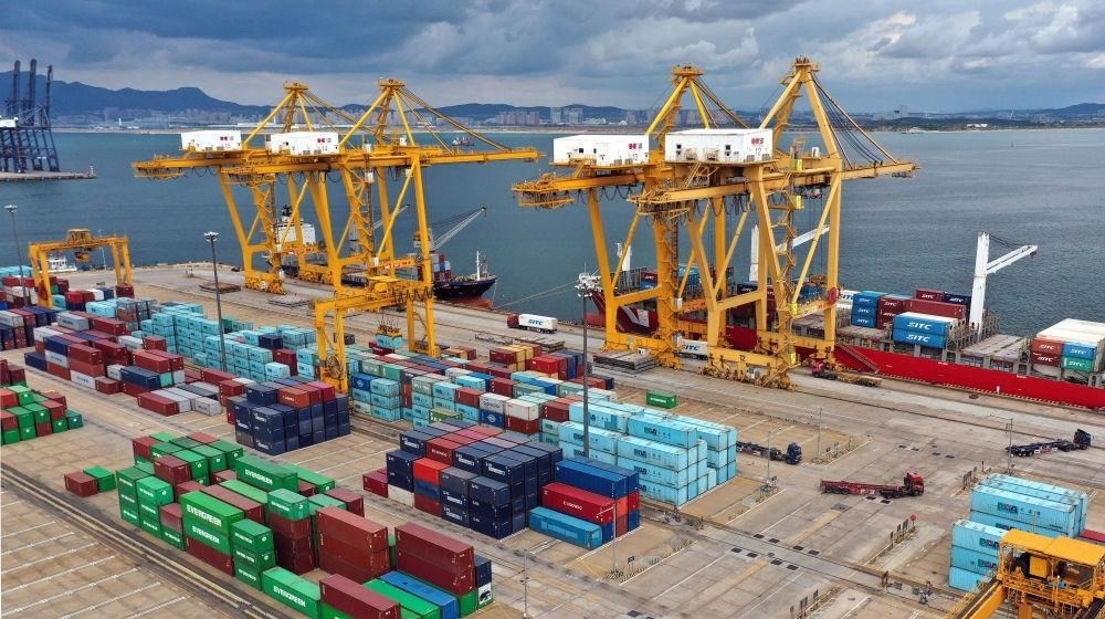 △在遼寧大連市遼寧港口集團(tuán)大連港集裝箱碼頭，貨輪在裝卸集裝箱。