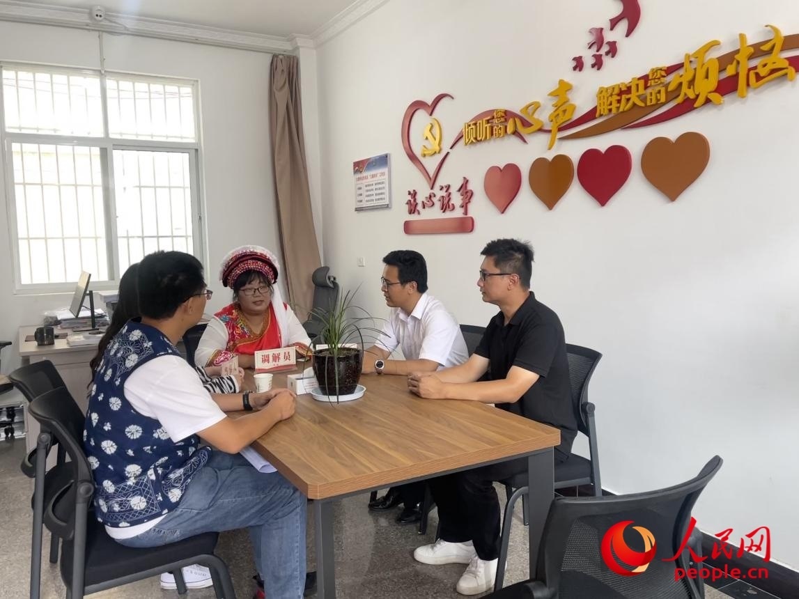 李雪娟（右三）和群眾交流。人民網(wǎng) 周靜圓攝