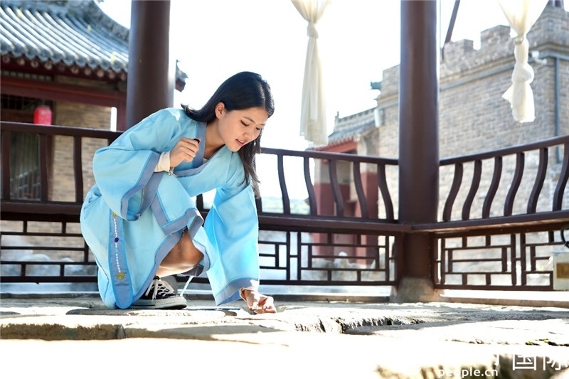 圖為選手在“曲水流觴亭”將“桃心”蠟燭放入渠中。人民網(wǎng) 盧鵬宇攝