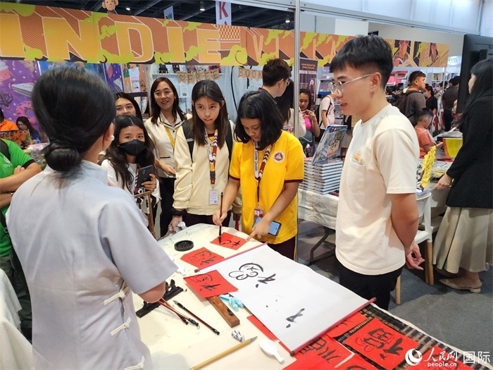 中國(guó)圖書(shū)展亮相第43屆菲律賓馬尼拉國(guó)際書(shū)展。人民網(wǎng)記者 樊帆攝