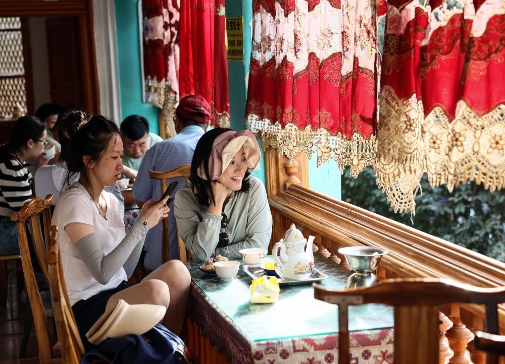 游客在新疆喀什古城景區(qū)百年老茶館內(nèi)品茶小憩（2023年9月7日攝）。新華社記者 蘭紅光 攝