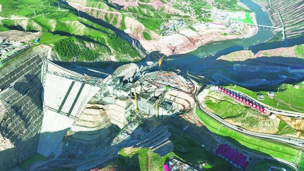 瑪爾擋水電站項(xiàng)目建設(shè)現(xiàn)場(chǎng)。國(guó)家能源集團(tuán)青?，敔枔跛娬竟﹫D