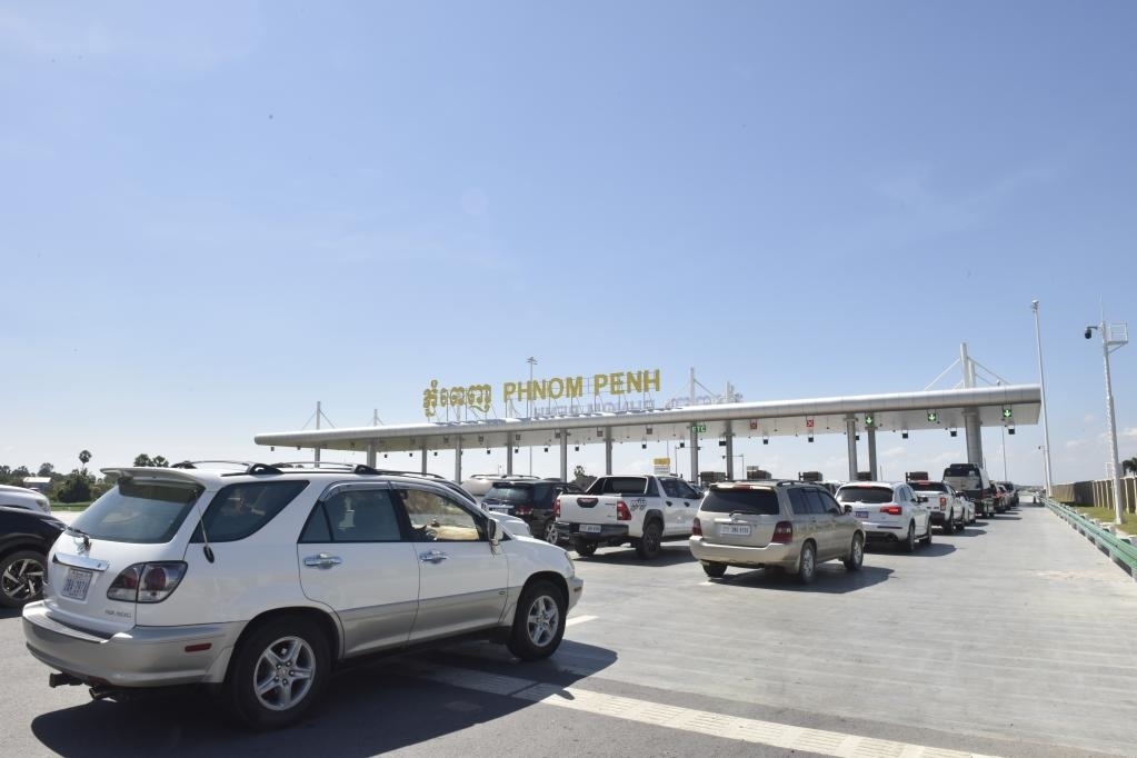 2022年11月7日，車輛在柬埔寨首都金邊的金港高速公路入口處排隊。金港高速公路連接柬埔寨首都金邊和該國最大深水海港西哈努克港。