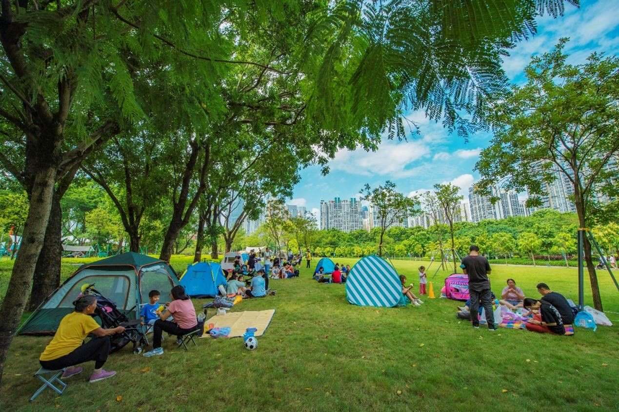 珠江公園內，居民們正露營休憩。受訪者供圖