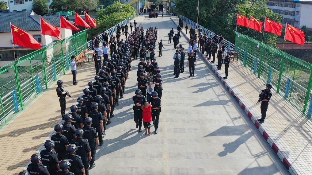 圖為涉詐犯罪嫌疑人移交我方。