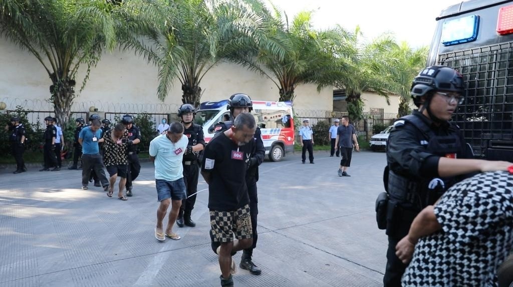 圖為涉詐犯罪嫌疑人移交我方。