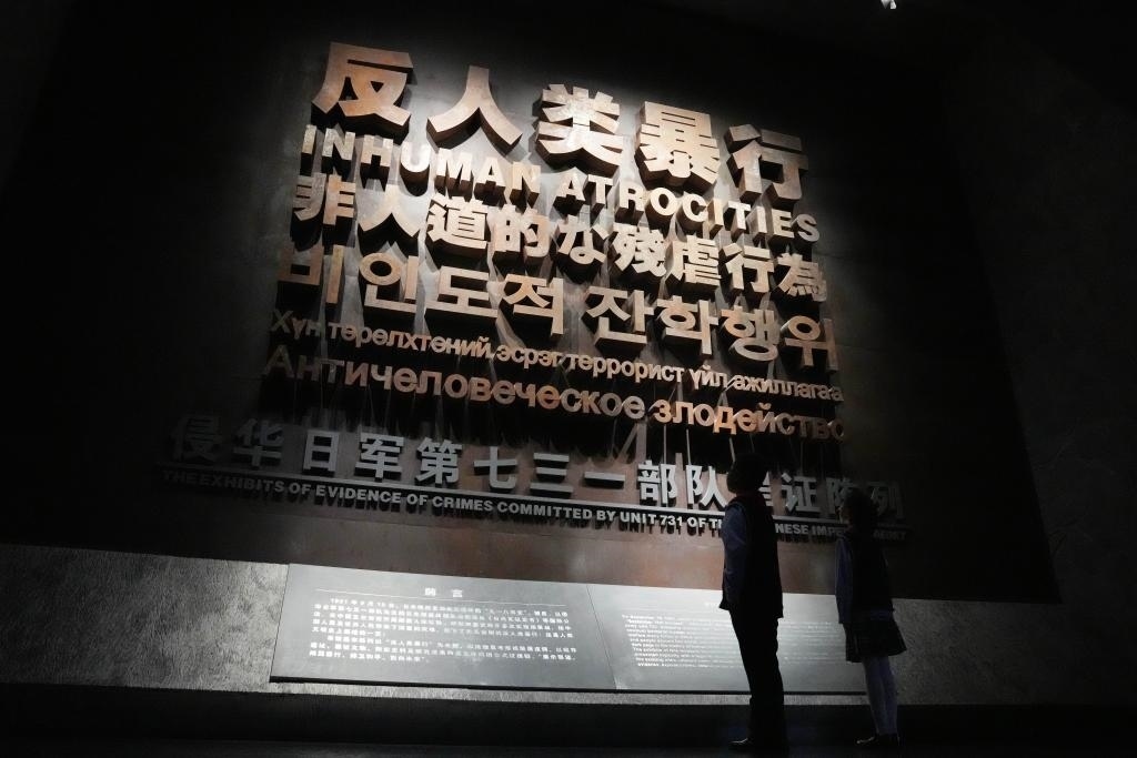 9月18日，青少年在侵華日軍第七三一部隊(duì)罪證陳列館內(nèi)參觀。新華社記者 王建威 攝