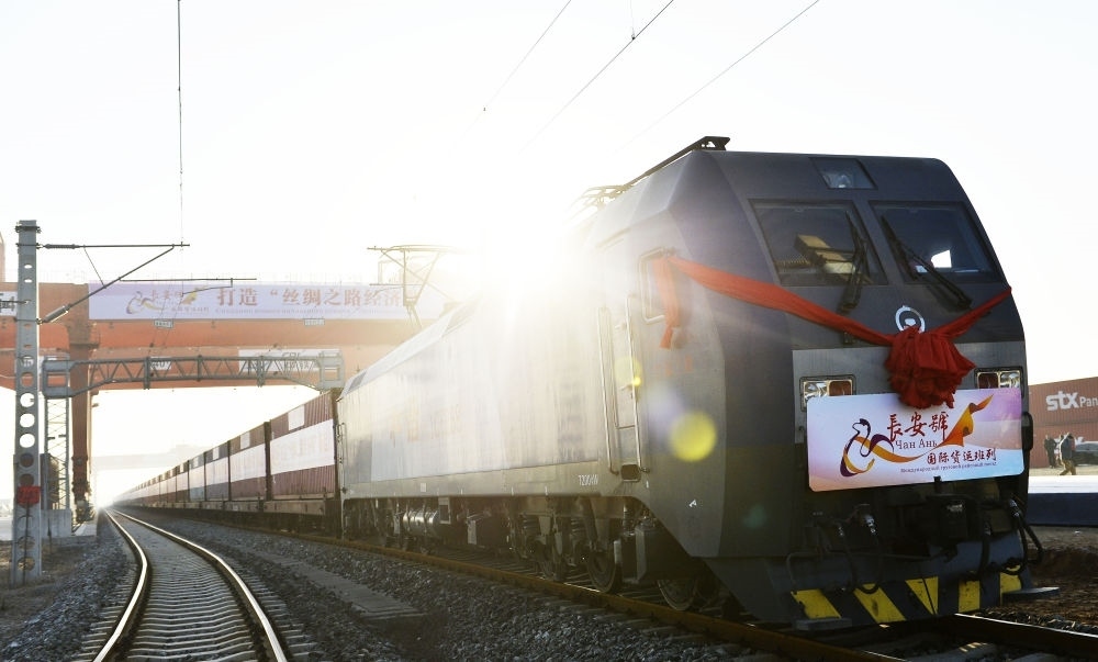 2013年11月28日，首趟由西安發(fā)往哈薩克斯坦阿拉木圖的長安號國際貨運列車等待出發(fā)。新華社記者 劉瀟 攝