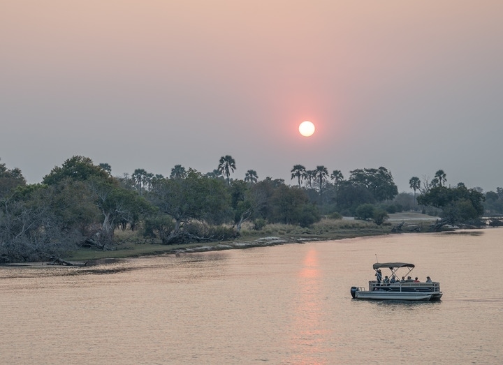 8月23日，在贊比亞拍攝的贊比西河上的游船。