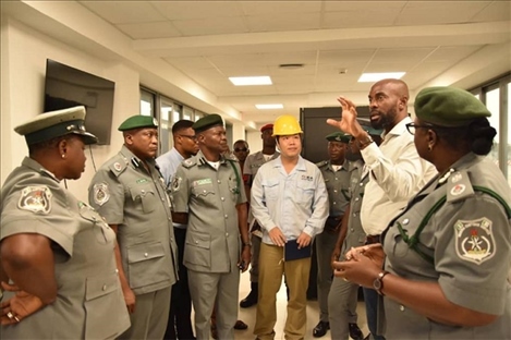 萊基港員工向海關(guān)工作人員講解掃描儀使用方法。受訪者供圖