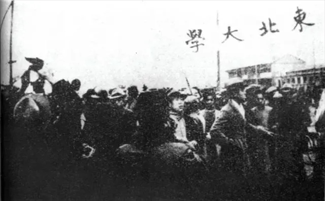 △東北大學(xué)學(xué)生走在一二·九請(qǐng)?jiān)赣涡嘘?duì)伍最前列。