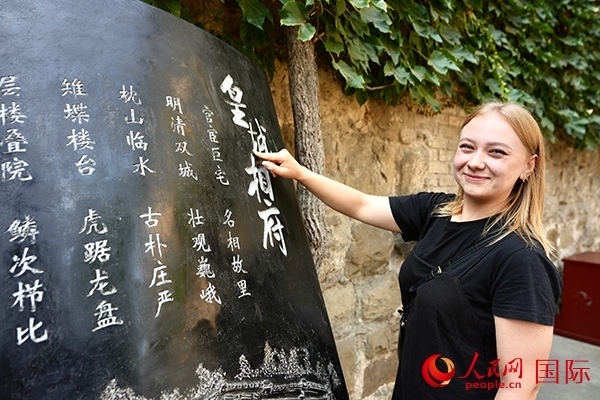 選手金雪花（波蘭）在古堡內(nèi)留影。人民網(wǎng) 盧鵬宇攝