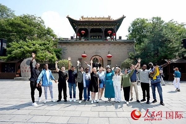 選手們?cè)谟鶗?shū)樓前合影。人民網(wǎng) 盧鵬宇攝