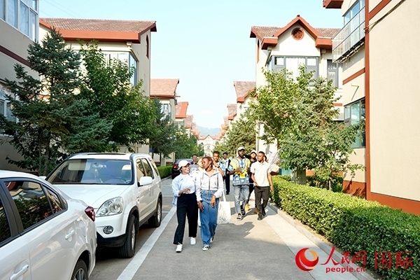 選手們?cè)诨食谴鍏⒂^。人民網(wǎng) 盧鵬宇攝