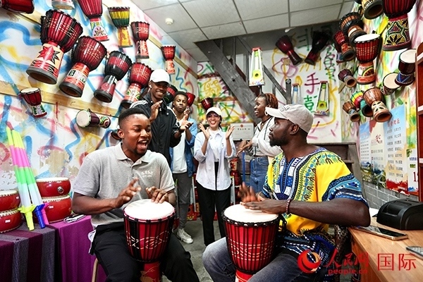 選手們敲起非洲鼓。人民網(wǎng) 盧鵬宇攝