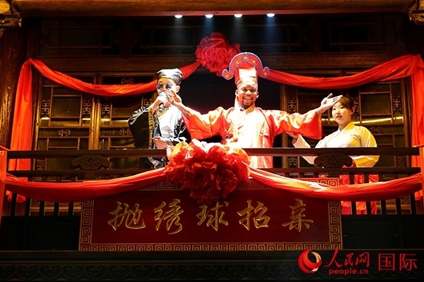 拋繡球。人民網(wǎng) 盧鵬宇攝