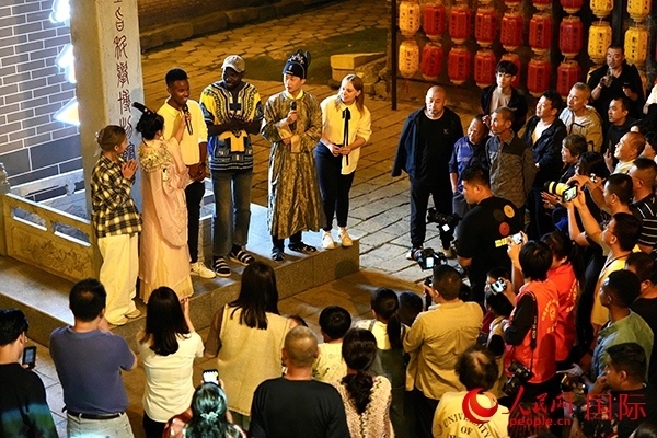 選手們一起演唱《大中國(guó)》。人民網(wǎng) 盧鵬宇攝