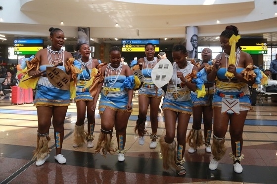 當(dāng)?shù)孛癖姎g迎中國(guó)旅行團(tuán)。北青旅提供